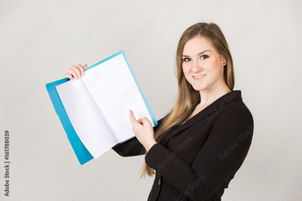 Junge Business Frau / Mädchen / Jugendliche mit blauer Mappe Bewerbung vor weiß Junge Business Frau / Mädchen / Jugendliche mit blauer Mappe Bewerbung vor weiß
