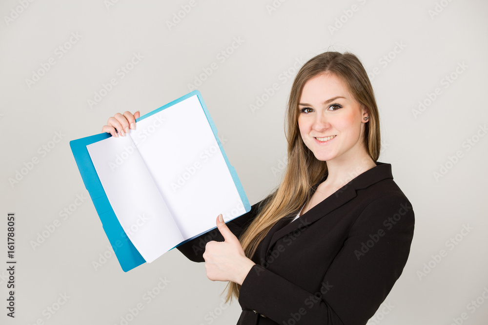 Junge Business Frau / Mädchen / Jugendliche mit blauer Mappe Bewerbung vor weiß Junge Business Frau / Mädchen / Jugendliche mit blauer Mappe Bewerbung vor weiß