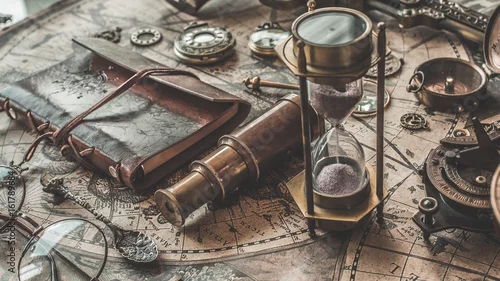 Obraz Antyczny kompas, lampa naftowa i lornetka