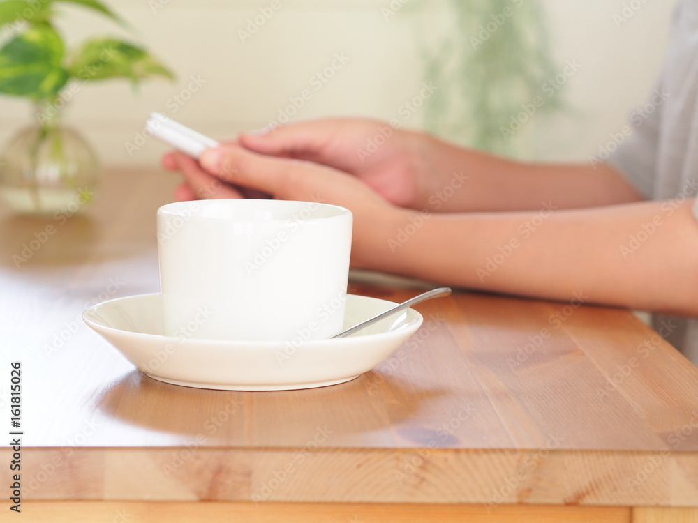 カフェでスマートフォンを見る カフェでスマートフォンを見る