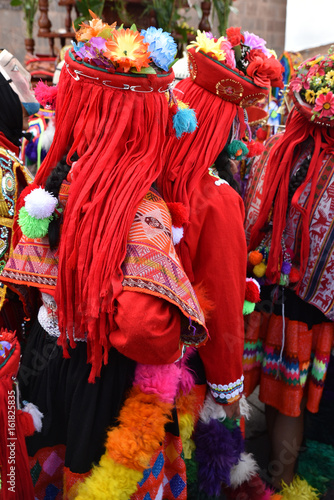 Chapeaux de fête rouges plaza de Armas à Cusco au Pérou