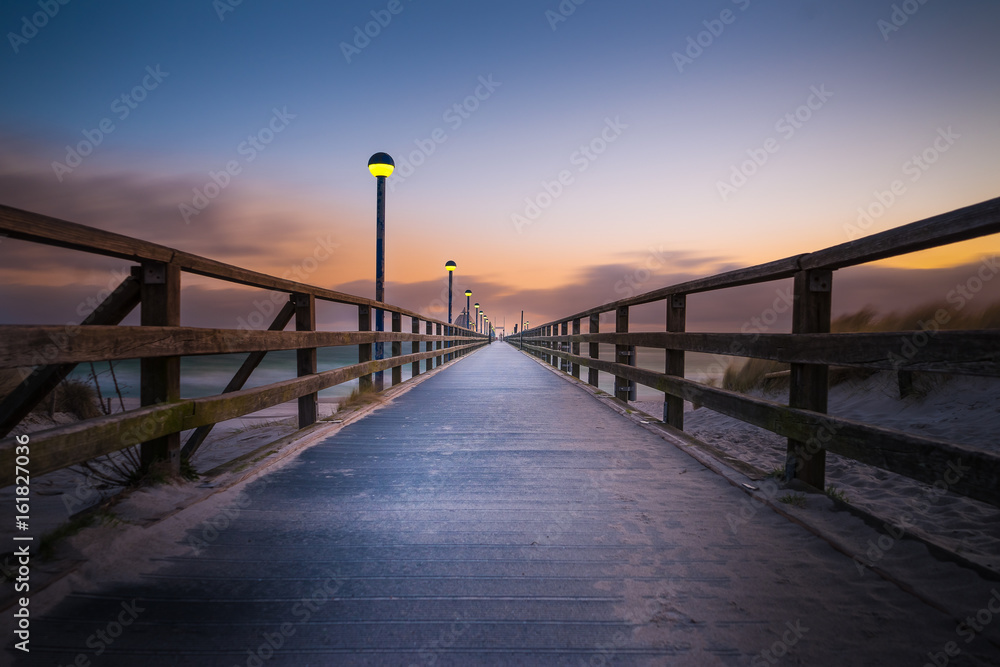 Ostsee Seebrücke Zingst bei Sonnenaufgang Energie tangen