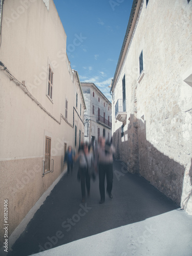 Gasse mit Menschen in Sineu Italien photo