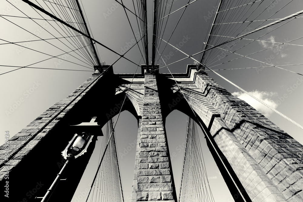 Fototapeta premium Zdjęcie B&W Brooklyn Bridge, NYC. Punkt orientacyjny Nowego Jorku.