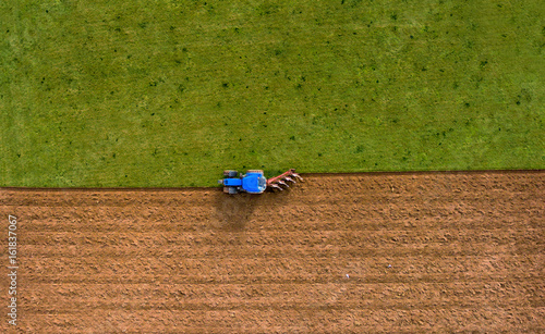 Photo Tractor Ploughing Plowing Field - Aerial Shot