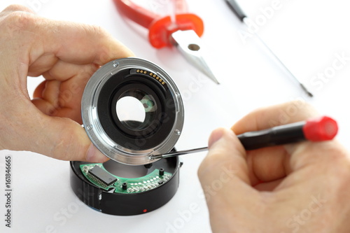 Photos arbeiten an einem Objektiv