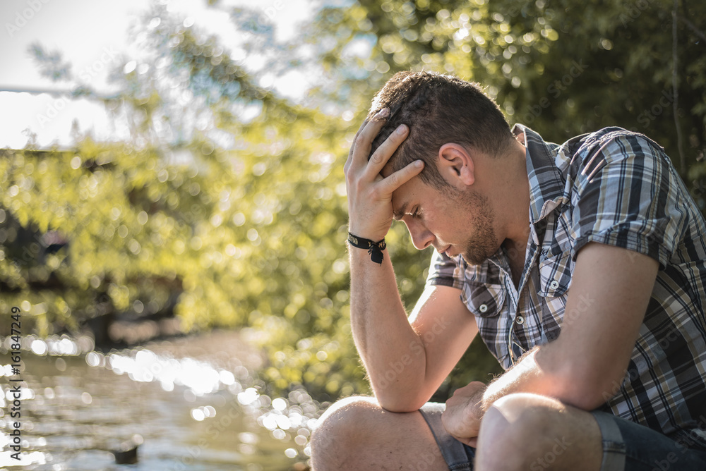Depressiver Mann in Gedanken Depressiver Mann in Gedanken