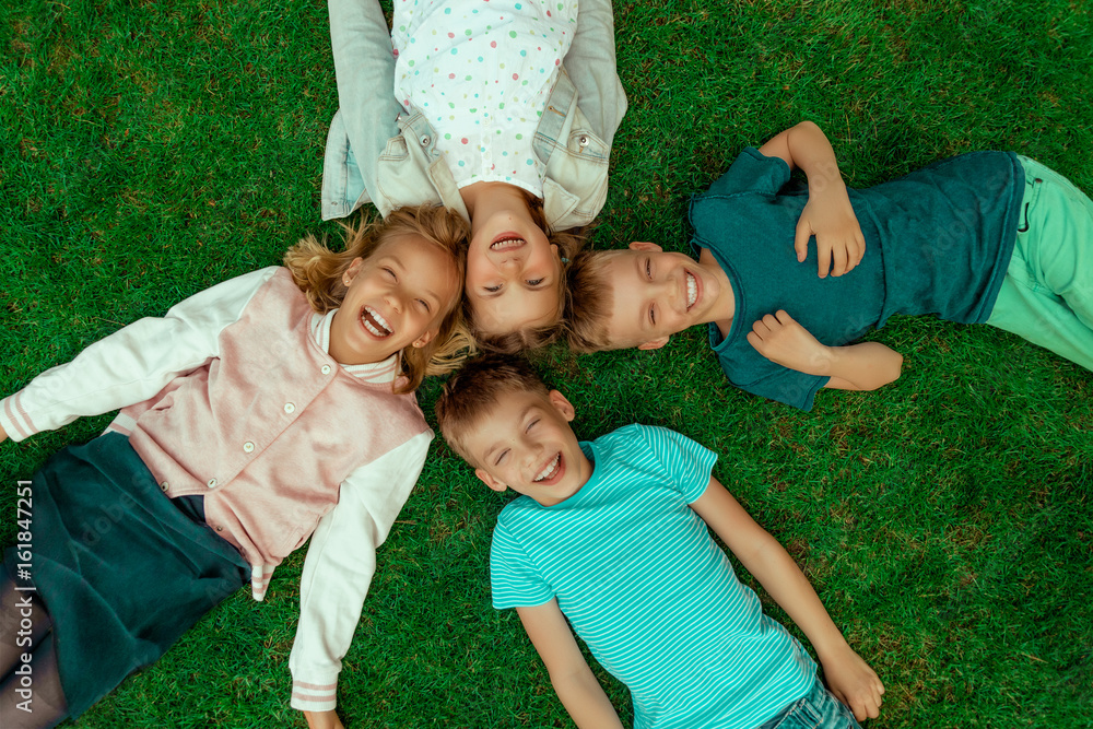 kinder freuen sich über sommer schulferien im ferienlager kinder freuen sich über sommer schulferien im ferienlager