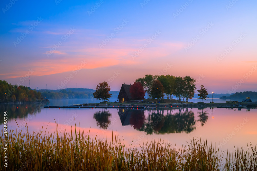 Obraz premium Ramsey Lake and Bell Park in Sudbury, Ontario, Canada during autumn season