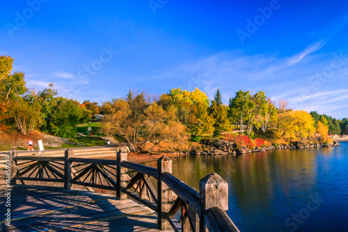 Foto Ramsey Lake and Bell Park in Sudbury, Ontario, Canada during autumn season