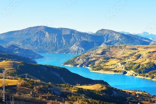 Foto Panoramic view of lake Lac de serre-poncon in French Alps on a clear day