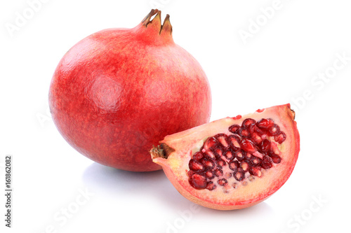 Granatapfel frisch Obst Frucht Freisteller freigestellt isoliert