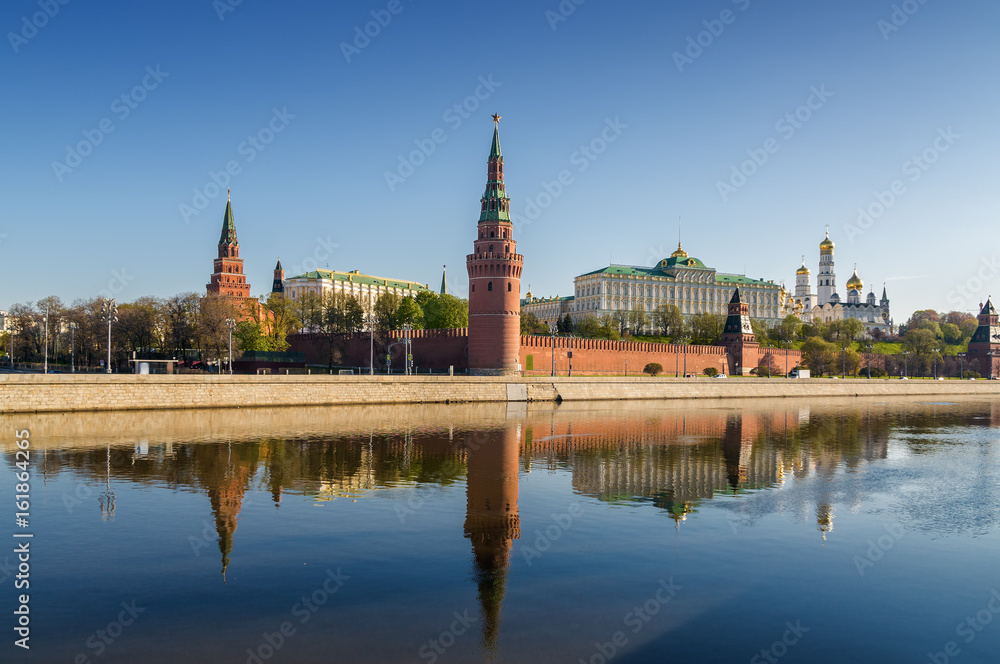 Obraz premium Morning view of Moskva River, embankments, Kremlin Towers in Moscow, Russia.