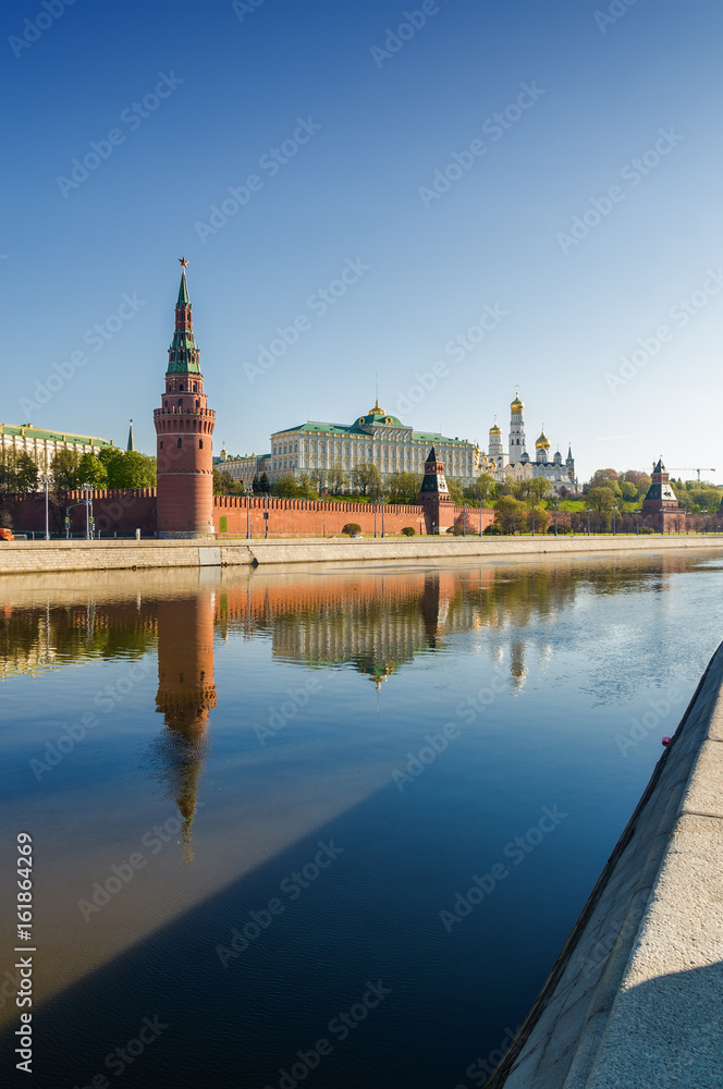 Obraz premium Morning view of Moskva River, embankments, Kremlin Towers in Moscow, Russia.