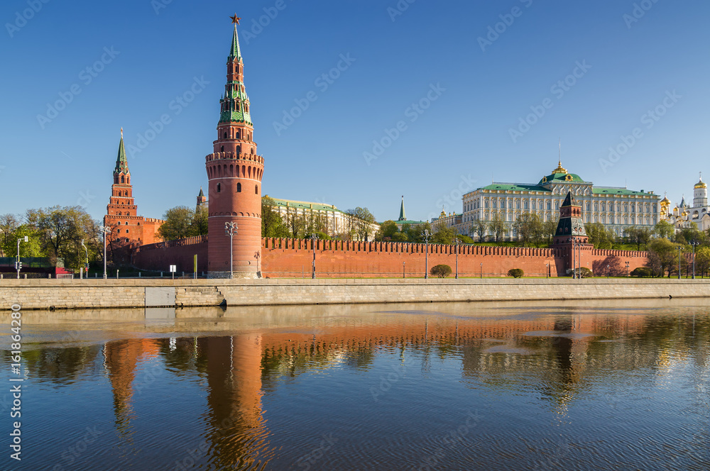 Obraz premium Morning view of Moskva River, embankments, Kremlin Towers in Moscow, Russia.