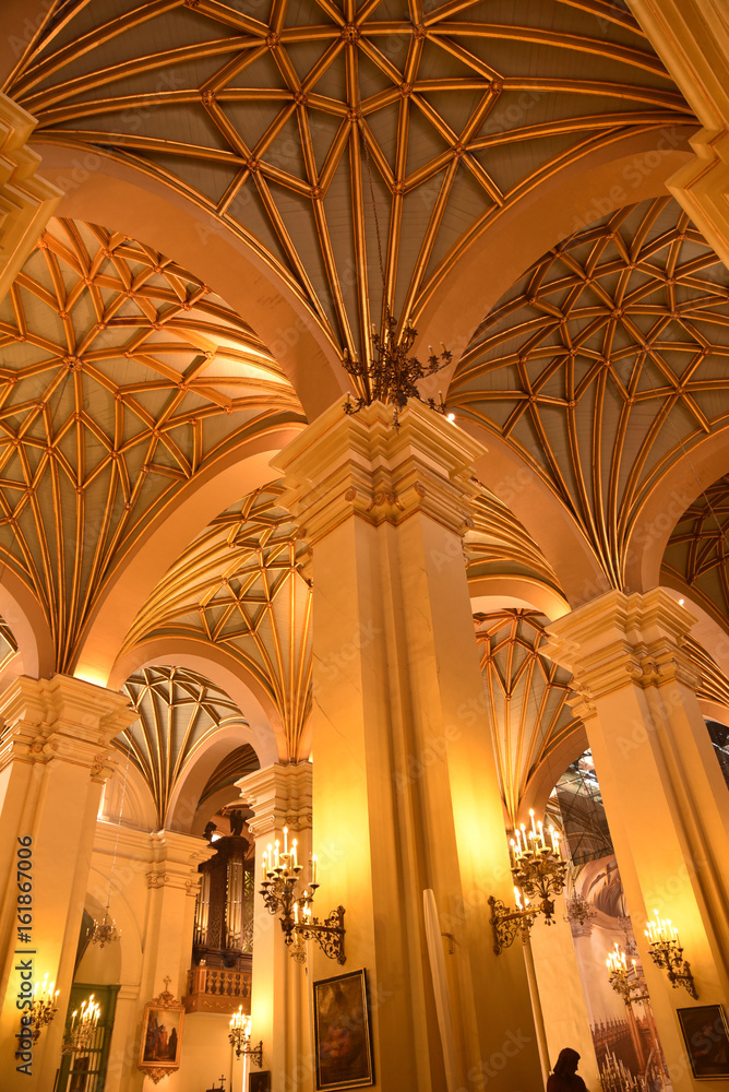 Voûtes dorées de la cathédrale de Lima au Pérou