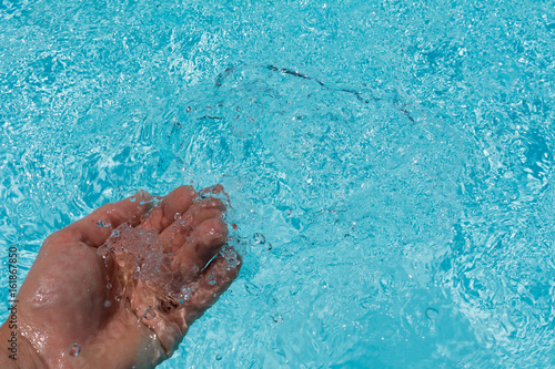 Hand im Wasser - spritzen mit wasser photo