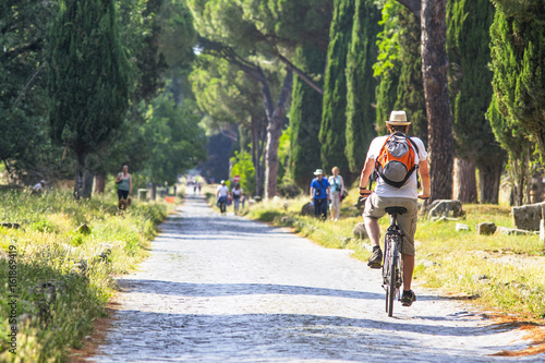 turista in bicicletta lungo l'Appia Antica, Roma