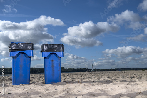 Blaue Mülltonnen am Strand