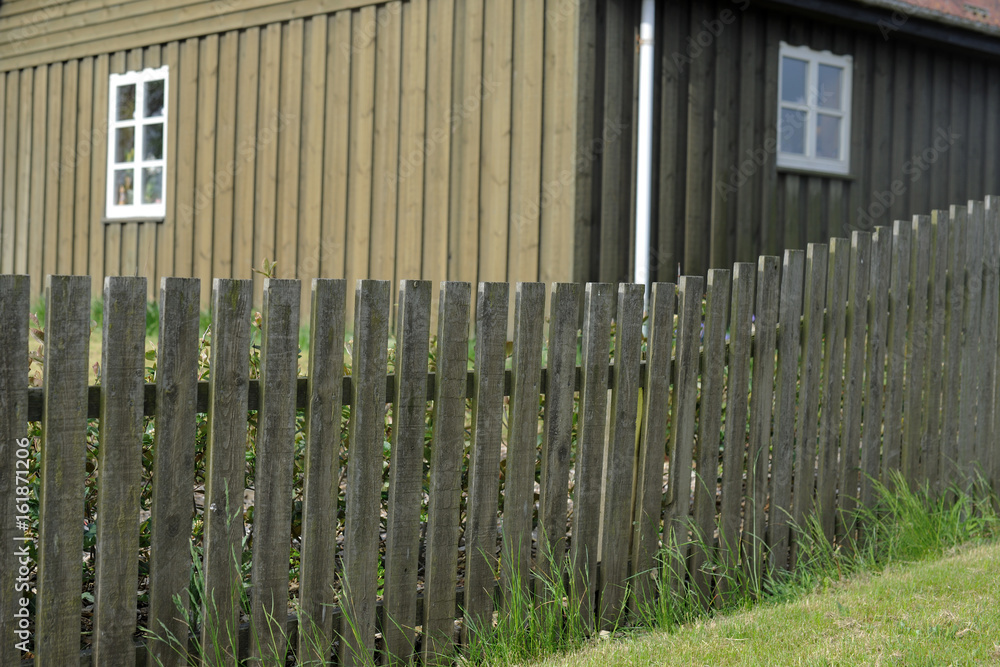 holzzaun und holzwand im gleichen beigen farbton holzzaun und holzwand im gleichen beigen farbton