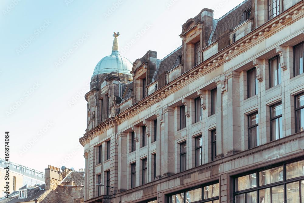 Obraz premium Street view of Historic Old Town Houses in Edinburgh, Scotland