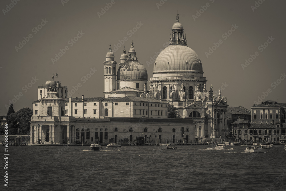 Foto in bianco e nero della Basilica della salute a Venezia