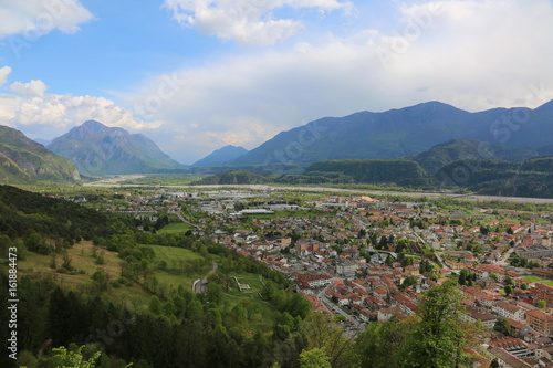 Foto valley of the Tagliamento river and the town of Tolmezzo in Ital