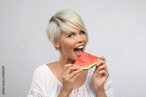 Frau mit Wassermelone