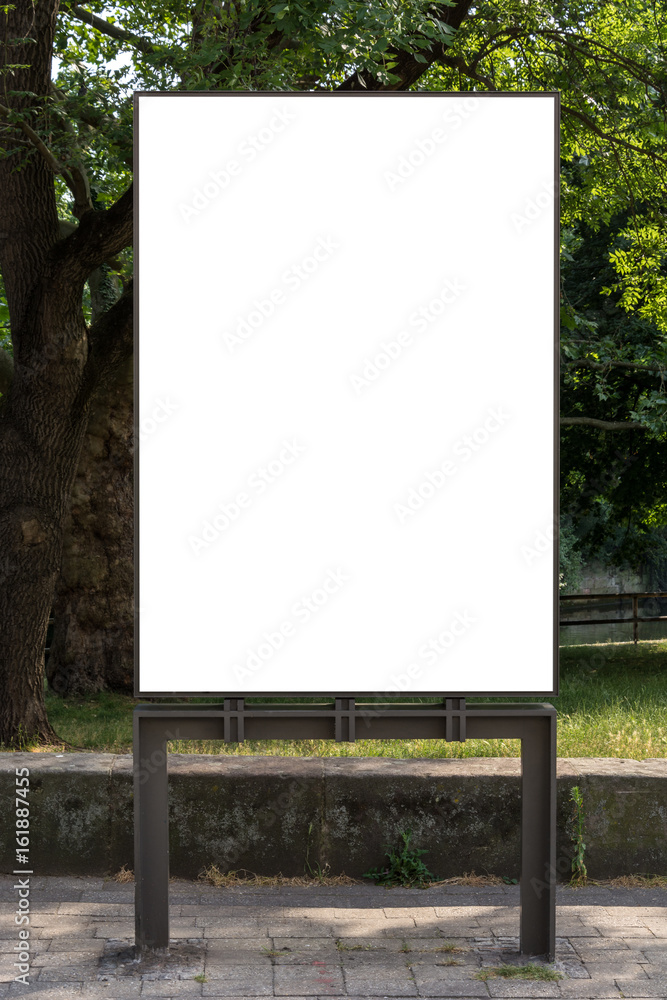 Fototapeta premium Znak puste miejsce reklamowe na białym tle przed parkiem