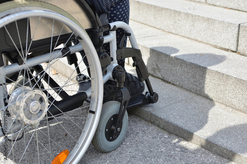 Gehbehinderte Frau im Rollstuhl