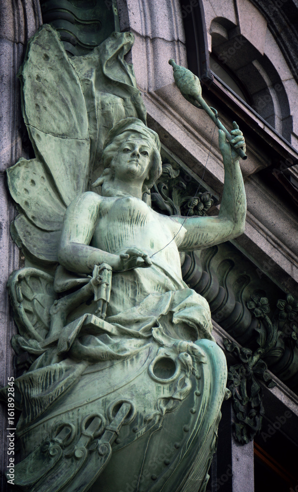 Obraz premium A beautiful statue of the sea goddess on the facade of a building in St. Petersburg