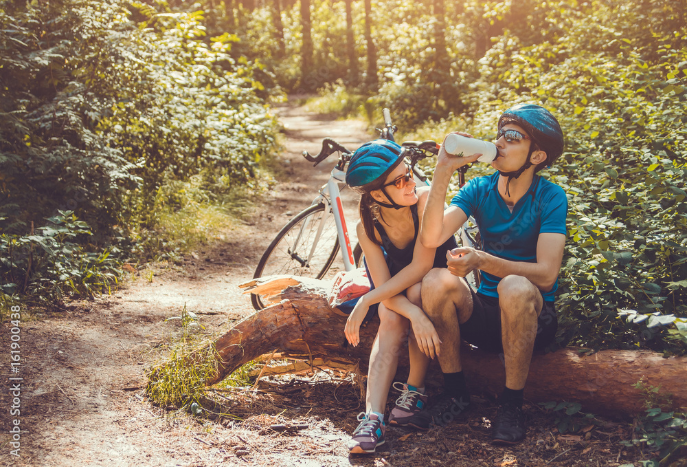 Obraz premium Couple of bikers having a rest
