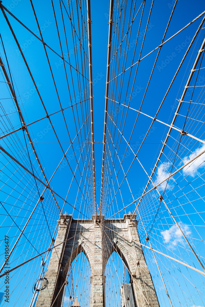 Fototapeta premium Brooklyn Bridge: suspension cable symmetry
