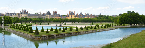 photo panoramique du jardin du chateau de fontainebleau photo