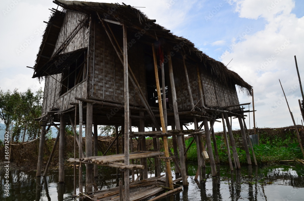 CABANE DE PÊCHEUR LAC INLE MYANMAR Birmanie)  