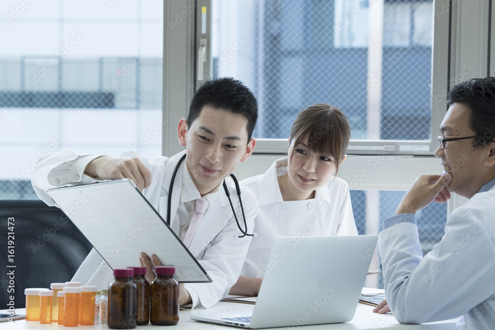 Fototapeta premium Doctors and nurses are talking while watching medical charts