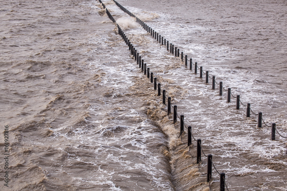 Überschwemmter Weg bei Flut und Hochwasser Überschwemmter Weg bei Flut und Hochwasser