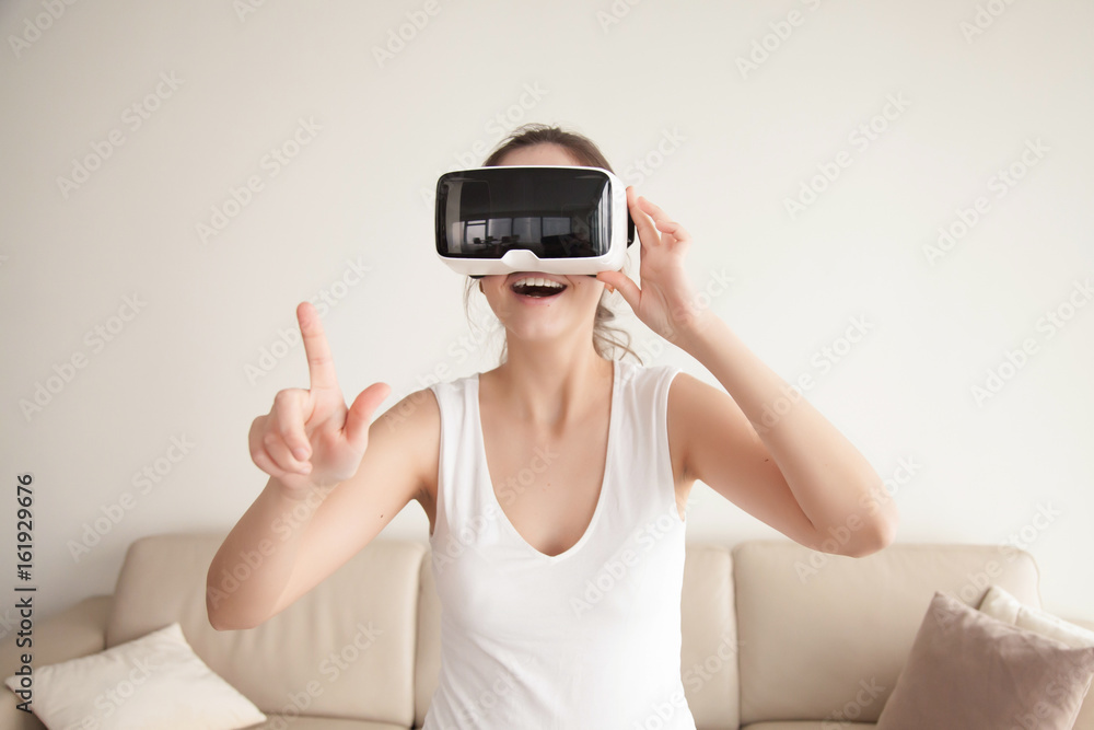Verliefd Luipaard Vermoorden Young woman makes purchases in online shop with VR glasses on head sitting  on sofa at