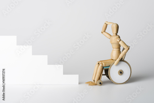 Rollstuhlfahrer vor Treppe photo