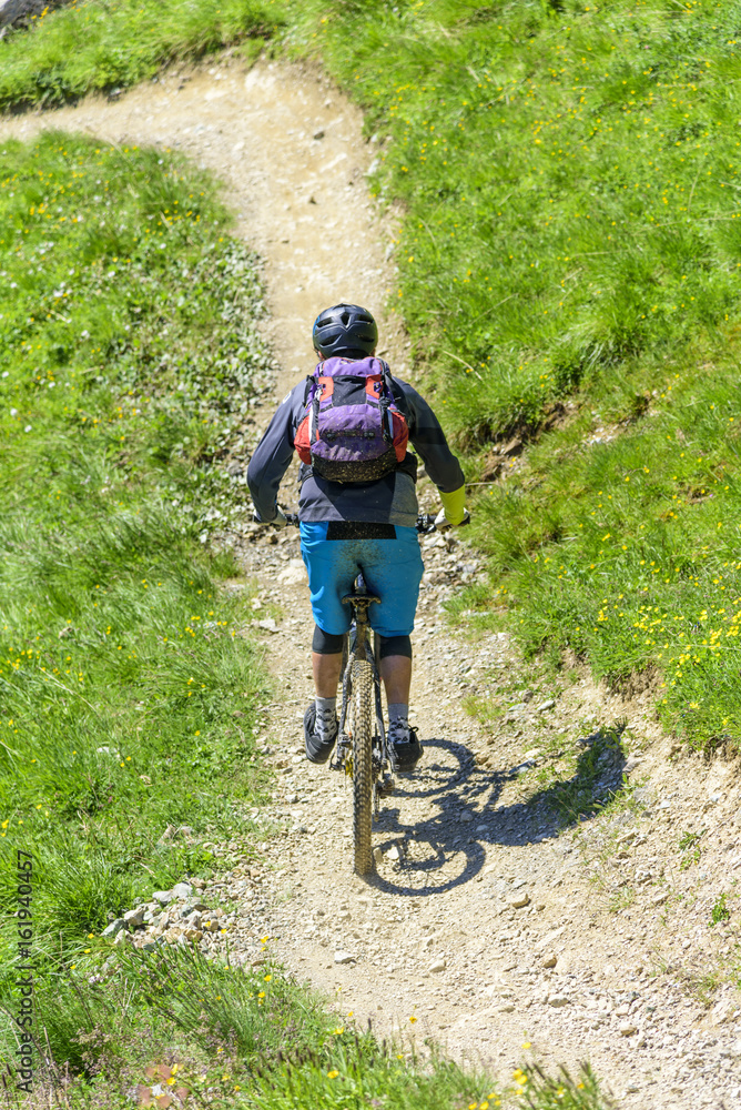 Mountainbiker im Downhill-Trail