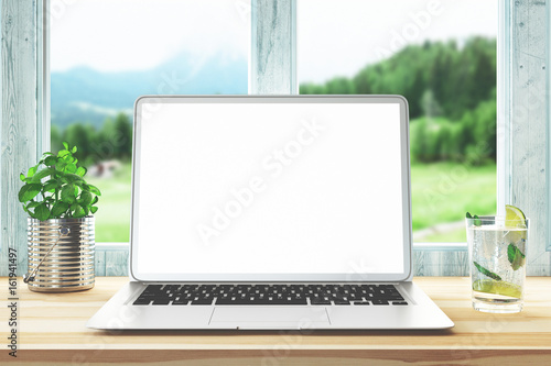 Computer su tavolo in montagna, relax con limonata photo