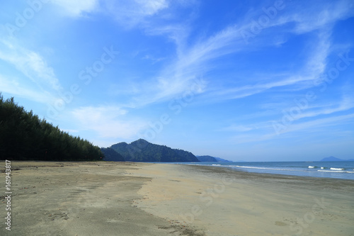 Fototapeta Naklejka Na Ścianę i Meble -  sea beach blue sky at Ranong, Thailand