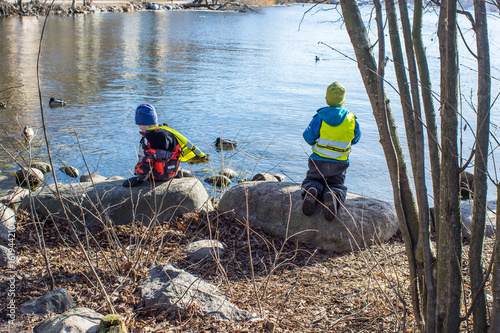 Photography Två barn leker vid stranden vid Rolambshovsbadet en vårdag