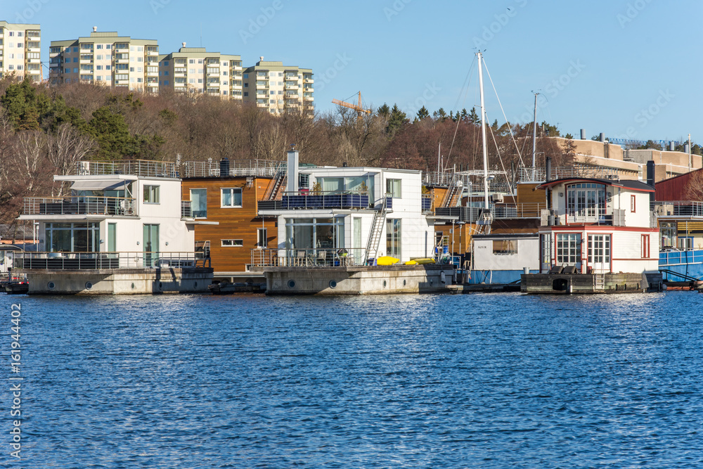Pampas marina är en liten stad av husbåtar förtöjda vid några bryggor 7