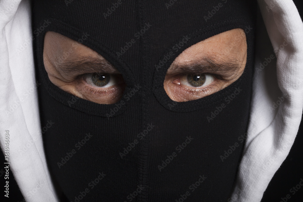 visage homme caché par une cagoule Photos | Adobe Stock