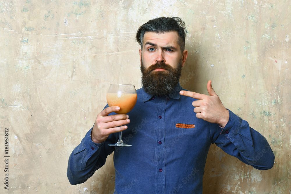 Fototapeta premium Brutal hipster holding tropical alcoholic fresh cocktail