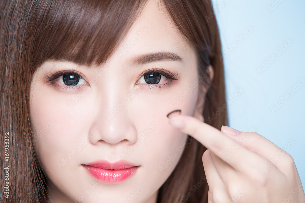 woman take contact lenses woman take contact lenses