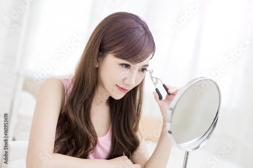 woman take clip eyelashes