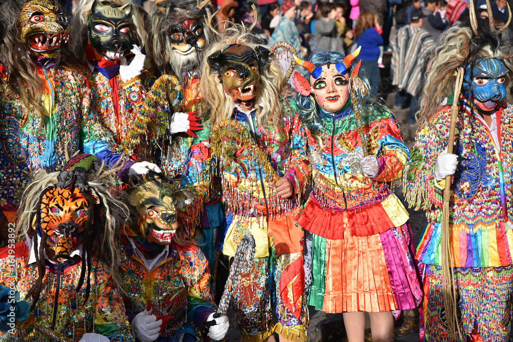 Péruviens en costumes de fête plaza de Armas à Cusco au Pérou Péruviens en costumes de fête plaza de Armas à Cusco au Pérou