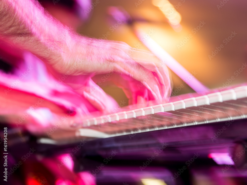 Obraz premium Musician plays keyboards in a rock band